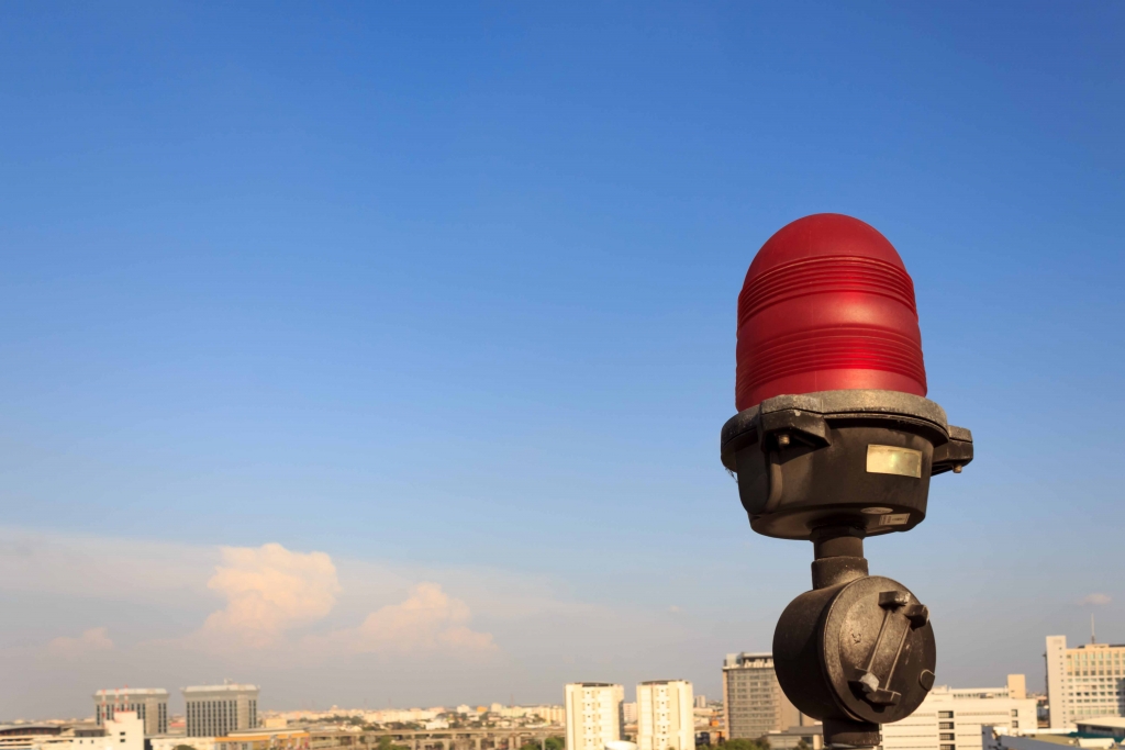 aircraft warning light that shines red 